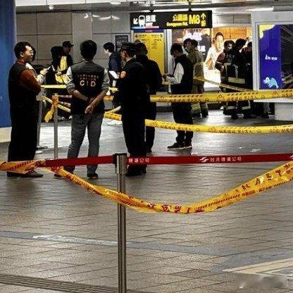 台北车站袭击案已致3死6伤台北伤人者跳楼身亡晚高峰都是赶路的普通人，突然遭这无差