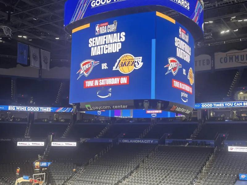 雷霆嚣张出了天际，可他们的确有这个实力啊！
打太阳，赛前，雷霆主场现场大屏上，就