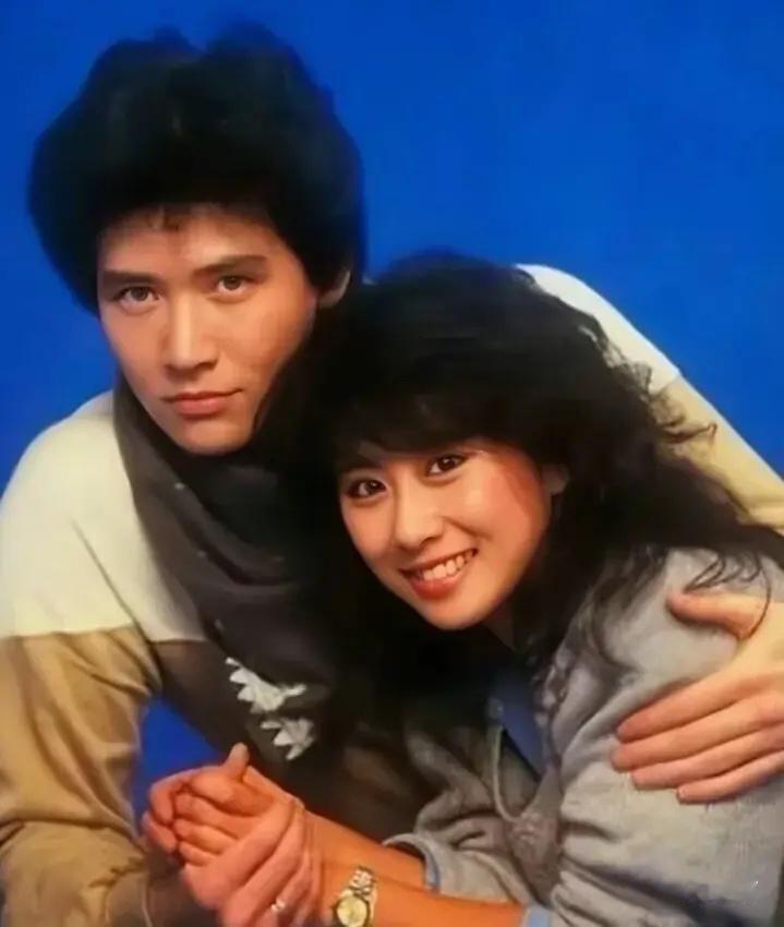 唉！多么般配的一对玉人，终究阴差阳错，有情人未能成为眷属。
看过他们共同演唱英文