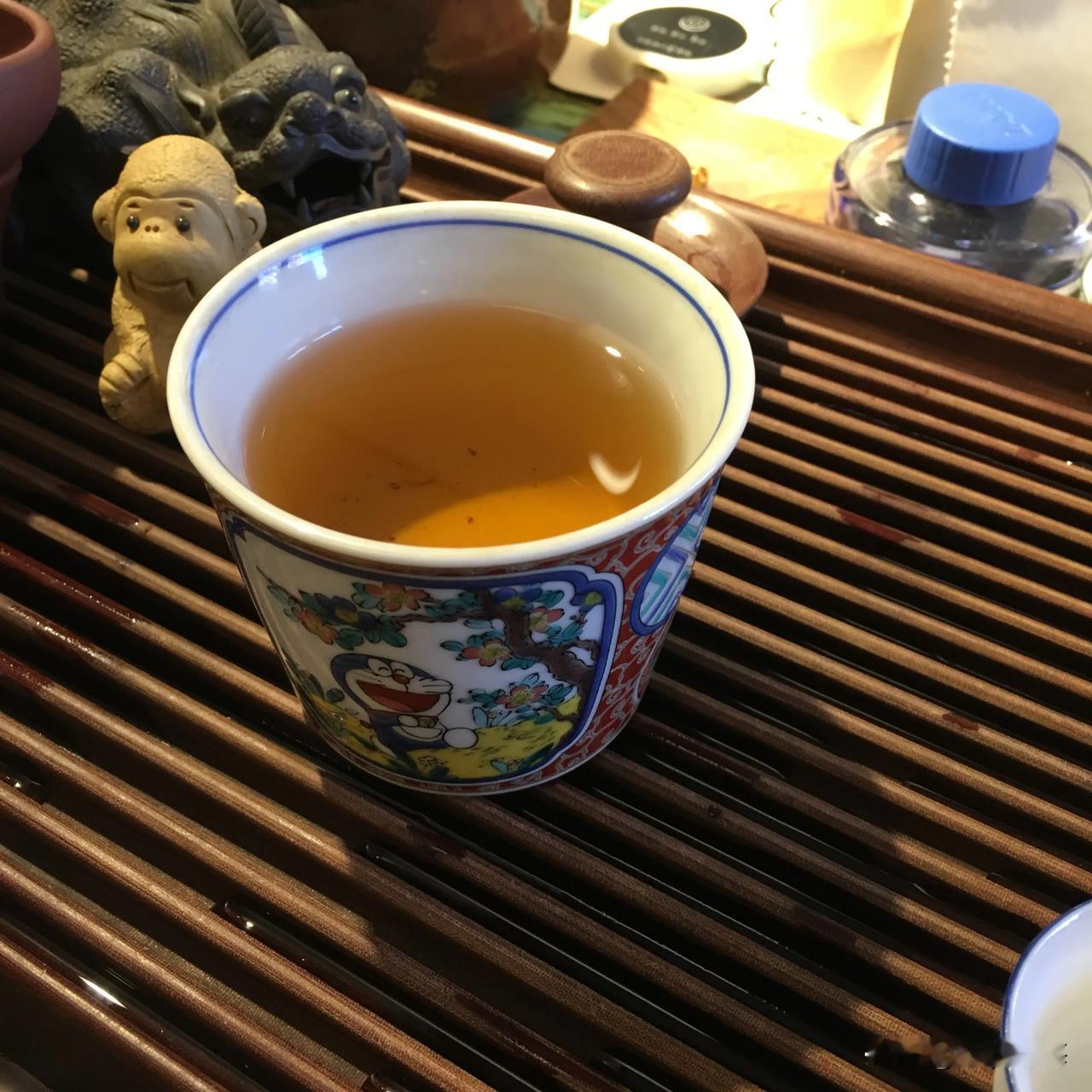 喝茶，是生活中的一件小事。
快乐，可以喝茶，
不开心，也可以喝茶。