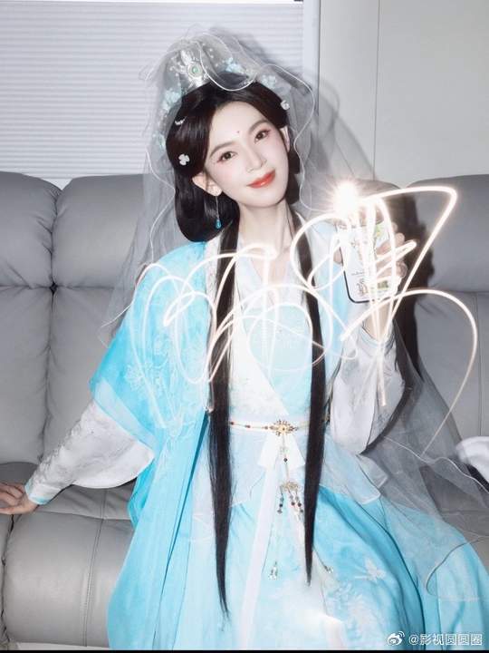 陈瑶拍光绘镜头签了陈瑶光绘镜头签新鲜释出，依靠光影流动完成签名创作，黑暗环境烘托