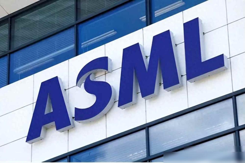 光刻机巨头发话，中国订单要跌，背后藏着什么？

2025年10月15日，ASML