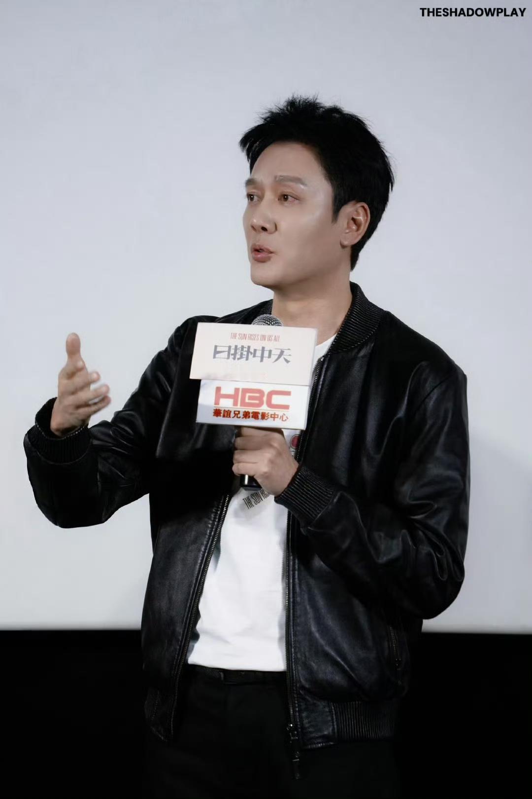 一开始我以为是美颜的问题，

后来我怀疑是化妆的问题，

知道看了采访现场视频，