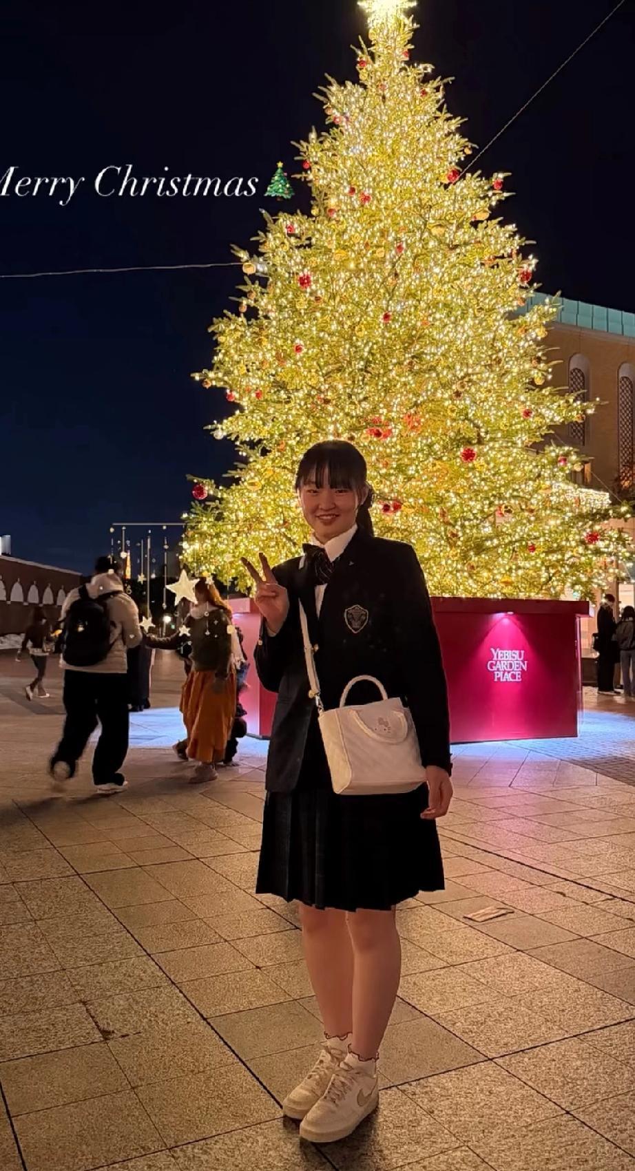 张本美和到底是年轻人啊！

真的一点不怕冷啊！这不圣诞节在日本送祝福来了，祝球迷