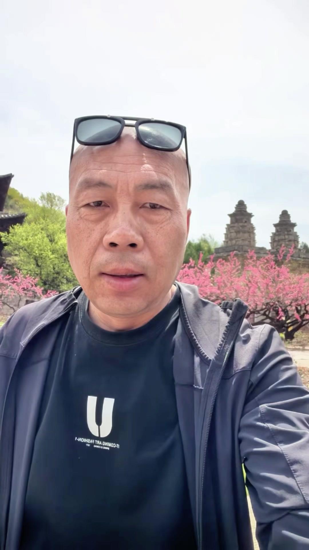 👩‍👧‍👦和爸爸的相处像兄弟，也像仇人，他脾气差总嫌弃我，我看他脸色，现在