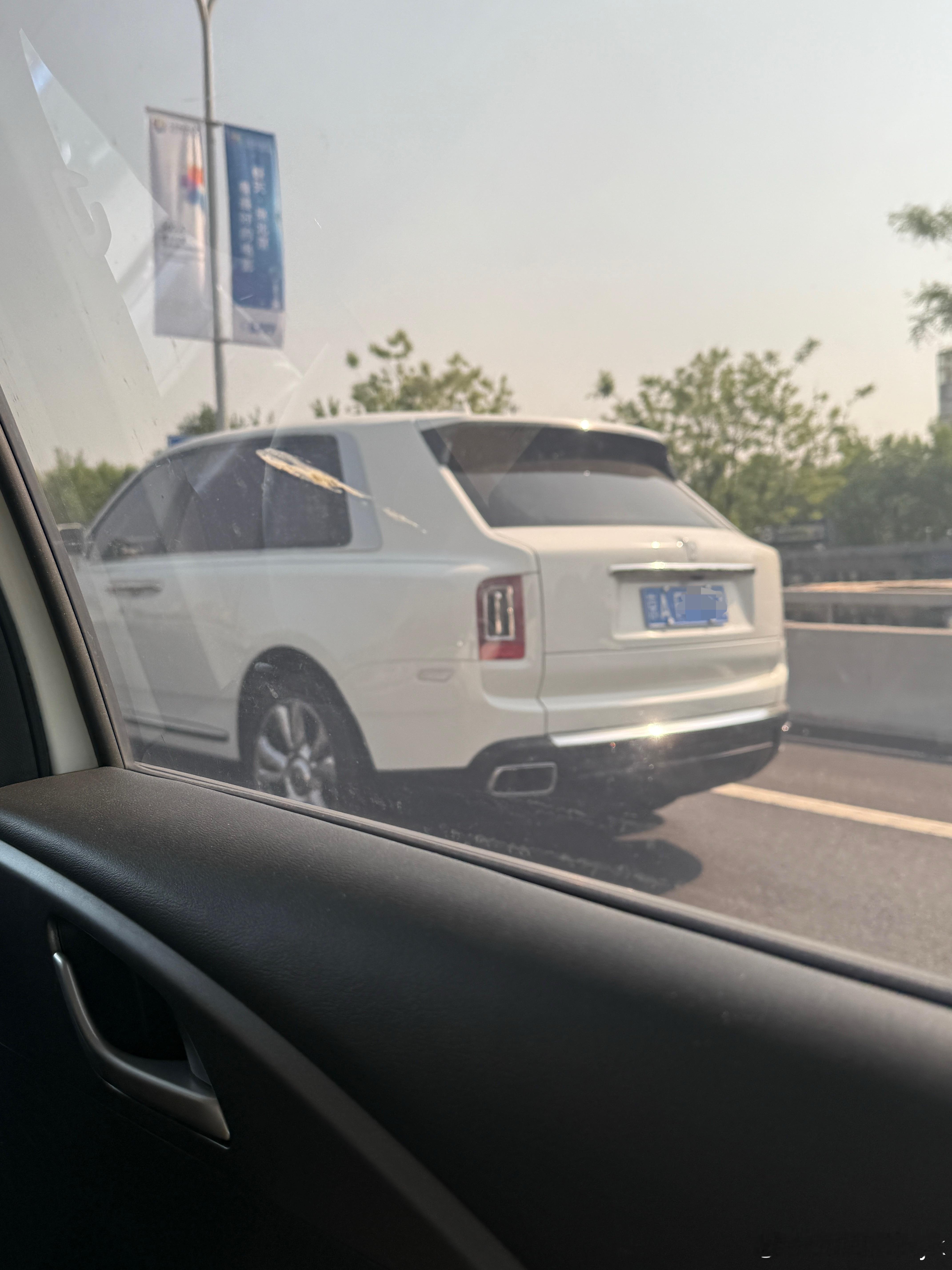 落北京一打上车往旁边看就看到了小姐姐开的库里南啊这次车展的忙碌度又创新高2026