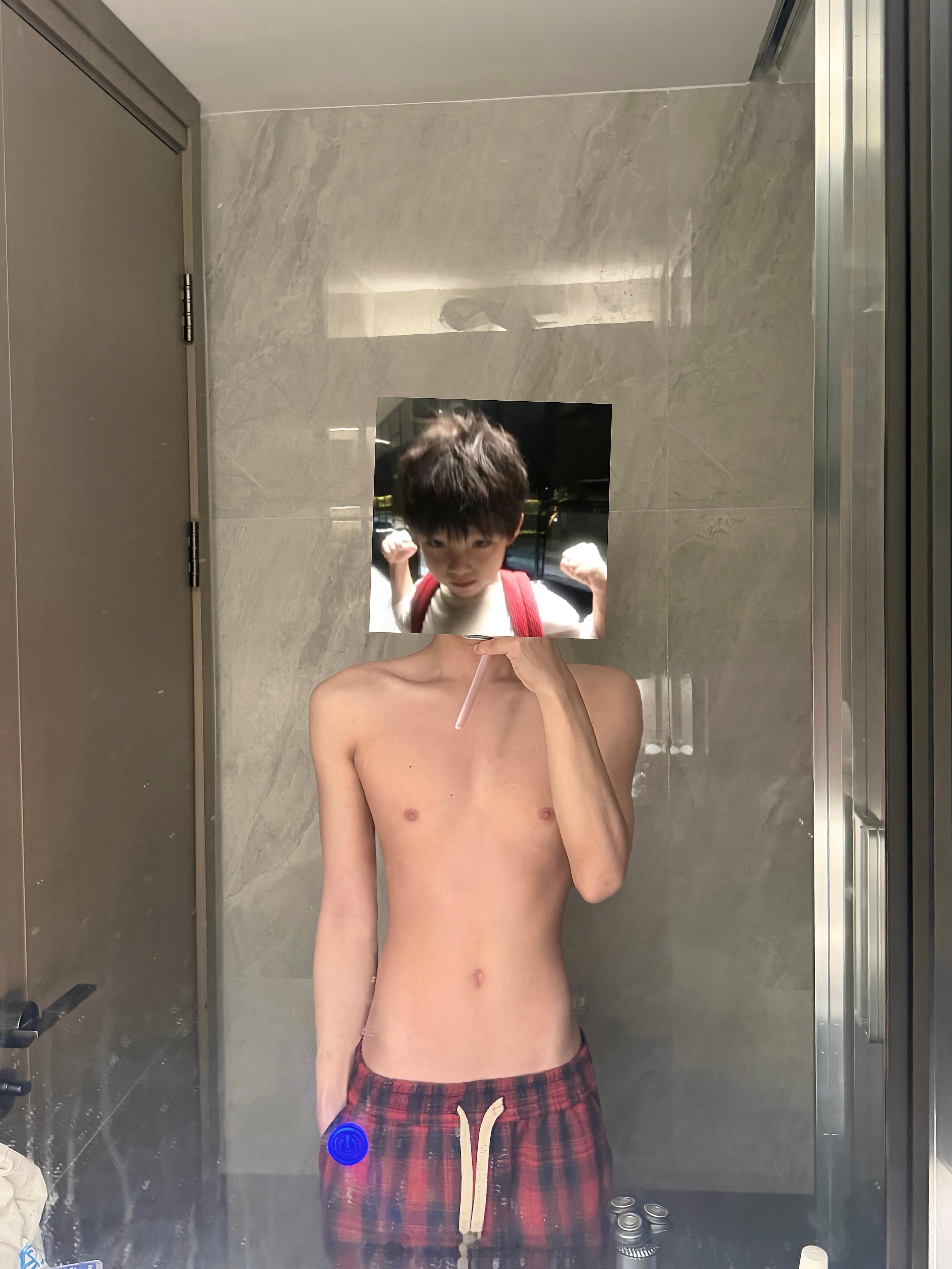 在尝一口奶熙家镜子前留下我的巴地～ 