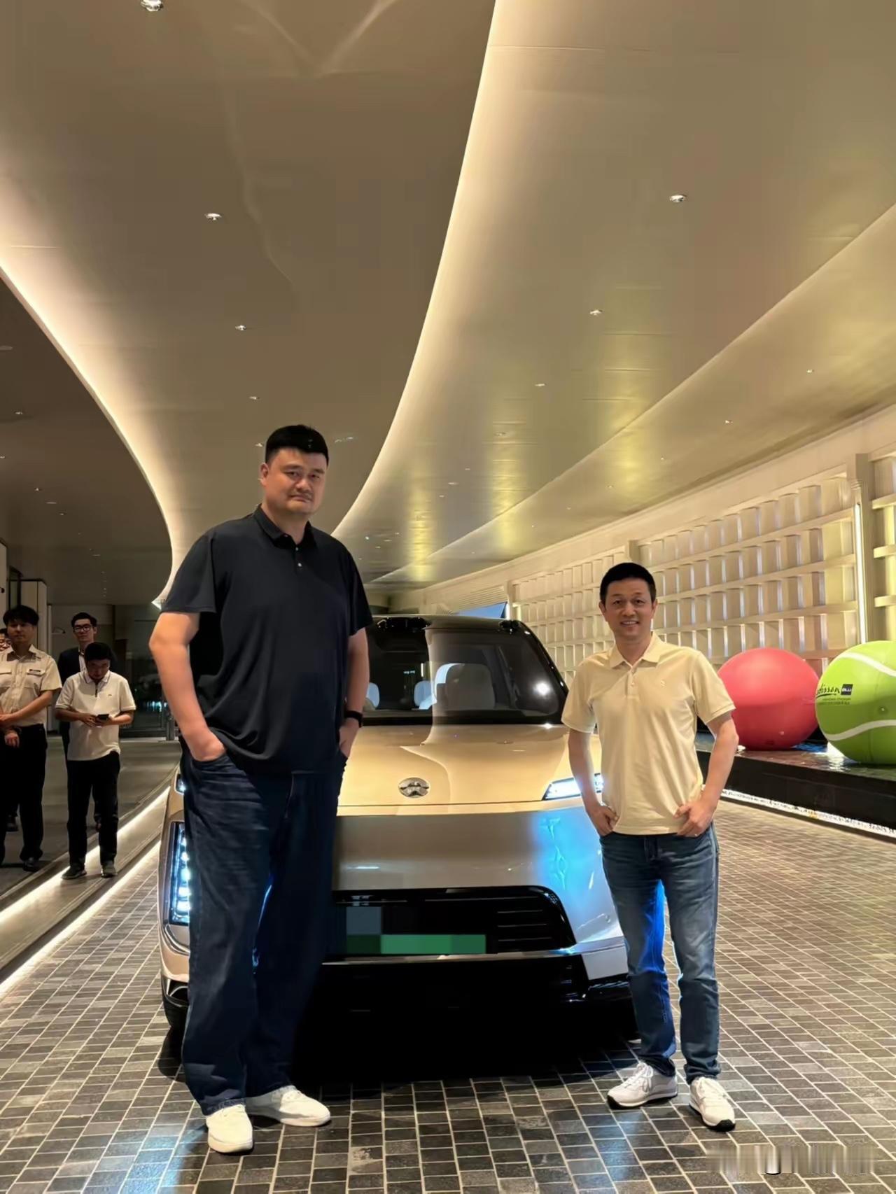 姚明旁边男的是谁