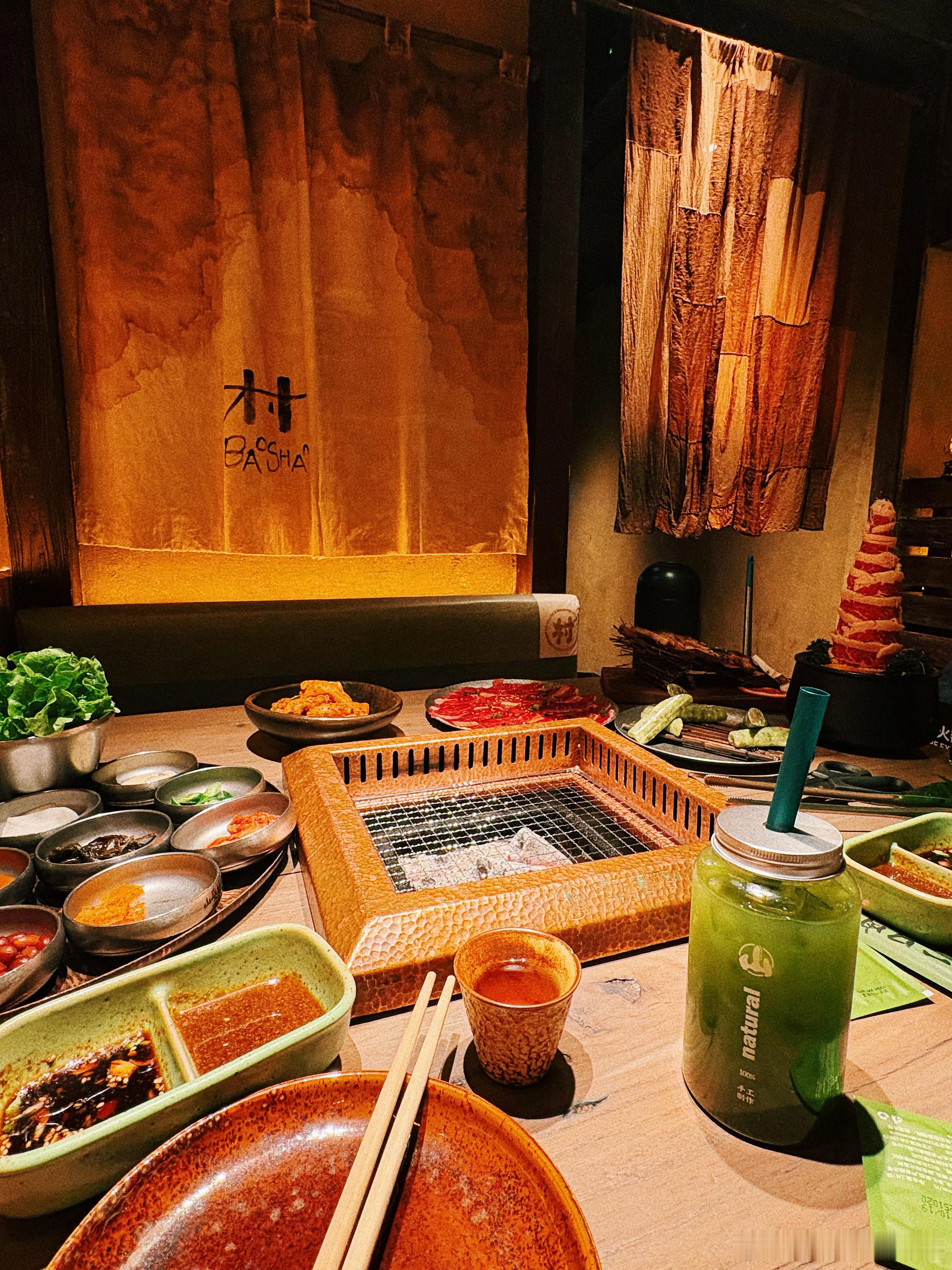 在小红薯发现一家烤肉店，店内环境不错，饮料不贵不过味道一般摆盘很有新意，但是一个