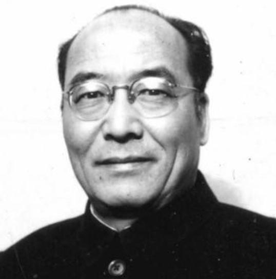 1948年，张治中让韩练成带一封信去给蒋介石。韩练成登机后，见信封未密封，便忍不