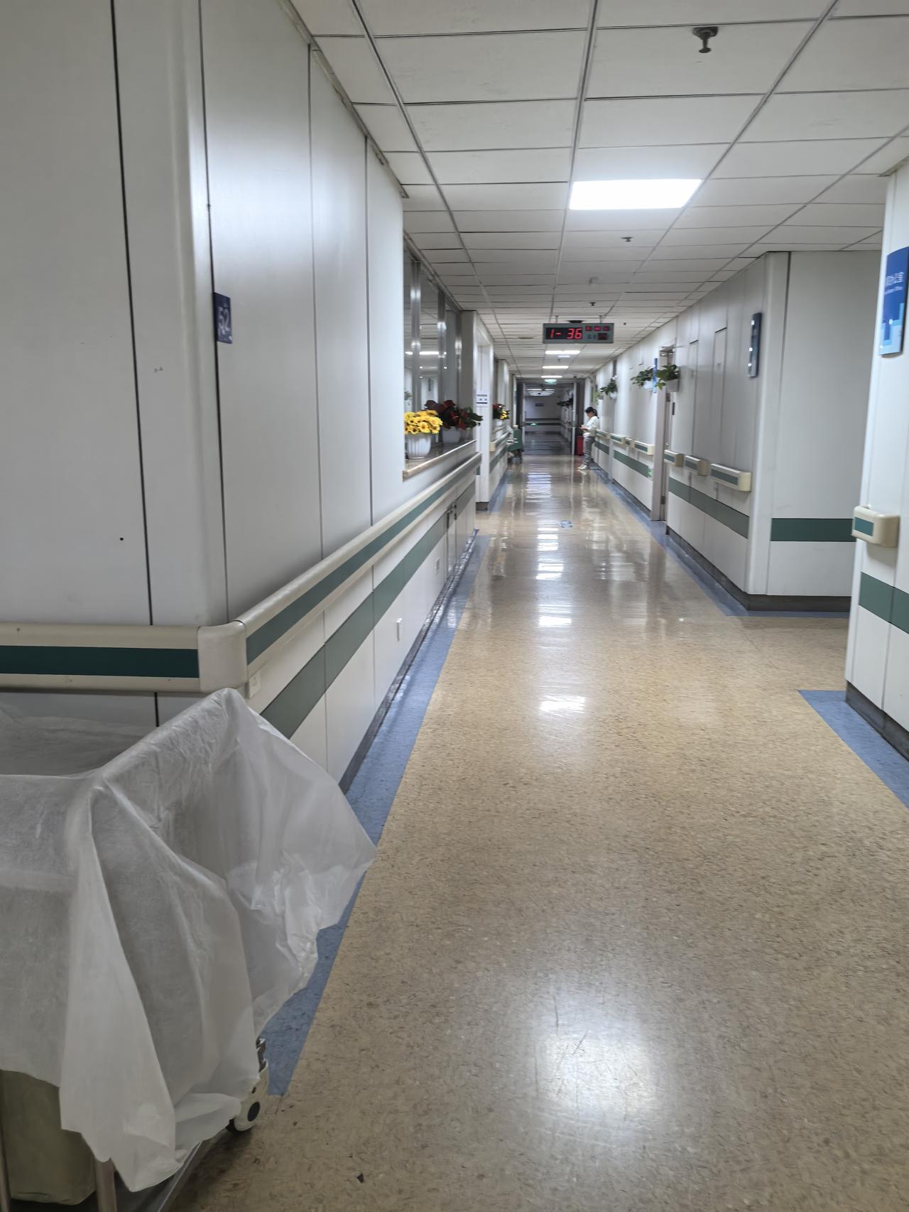 差不多要住十天，或更长，最短也要八天。我也六十了，体力跟不上了。各种检查、大小便