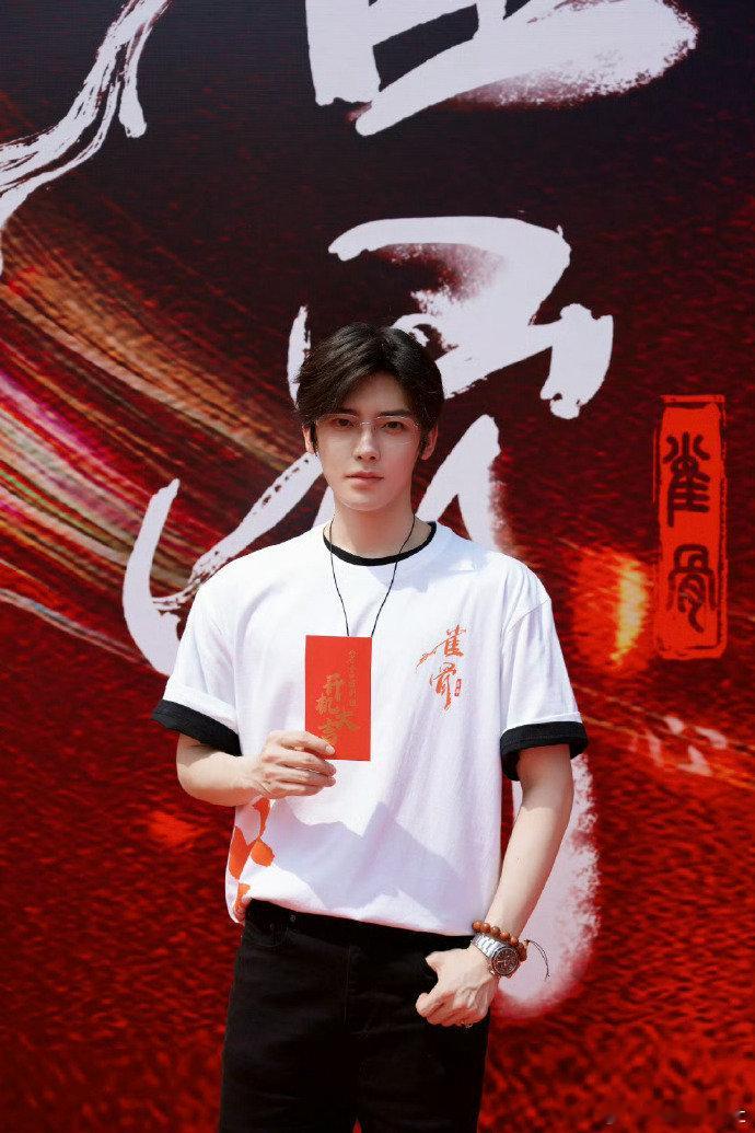 侯明昊新剧完全是主人级别 侯明昊的萧无衣气场太足了，战铠加身时眼神带劲，笑起来那