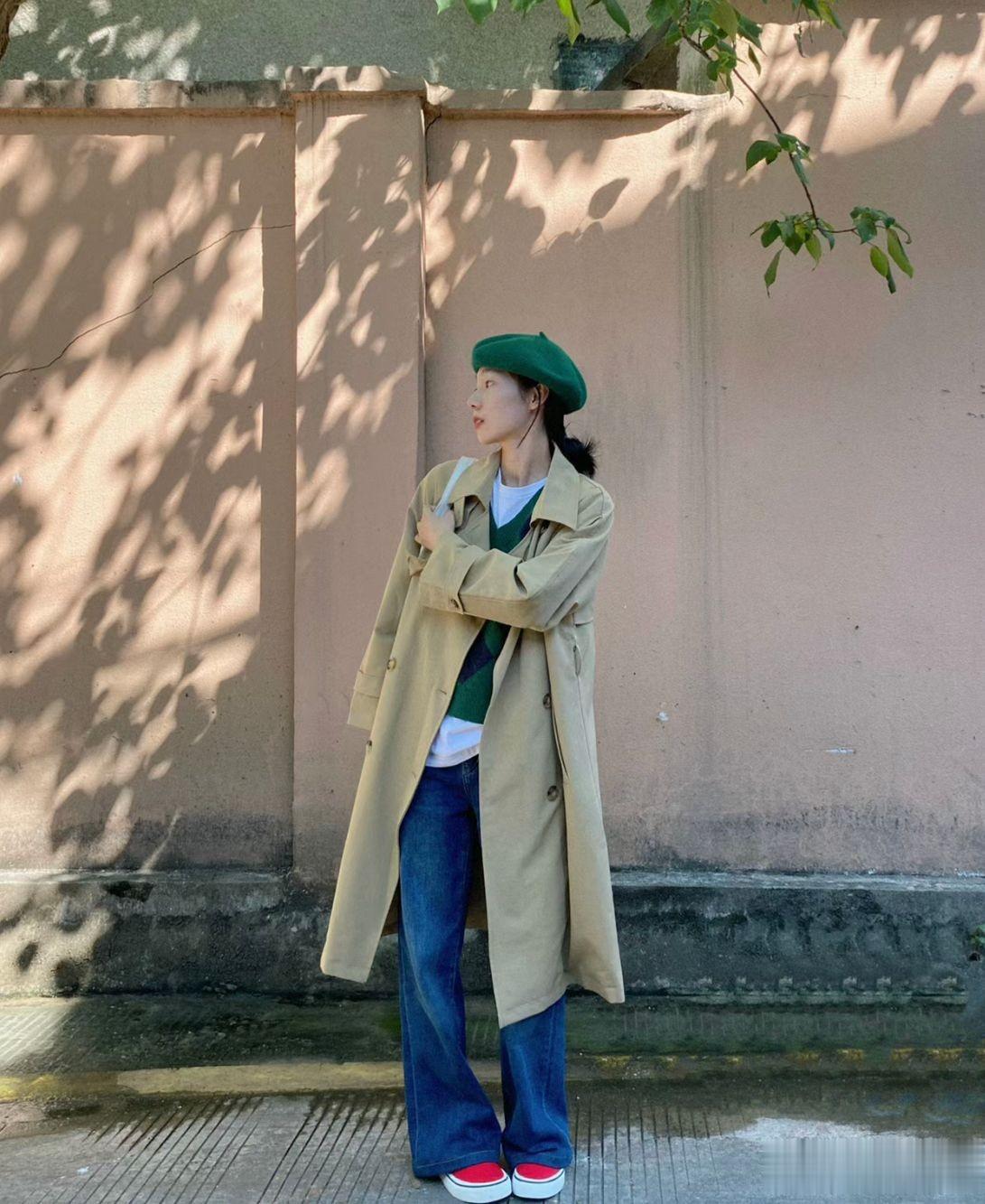 开始降温才发现：卫衣不兴了！满街都在穿“奶奶风衣”，洋气高级
奶奶风衣比卫衣时髦
