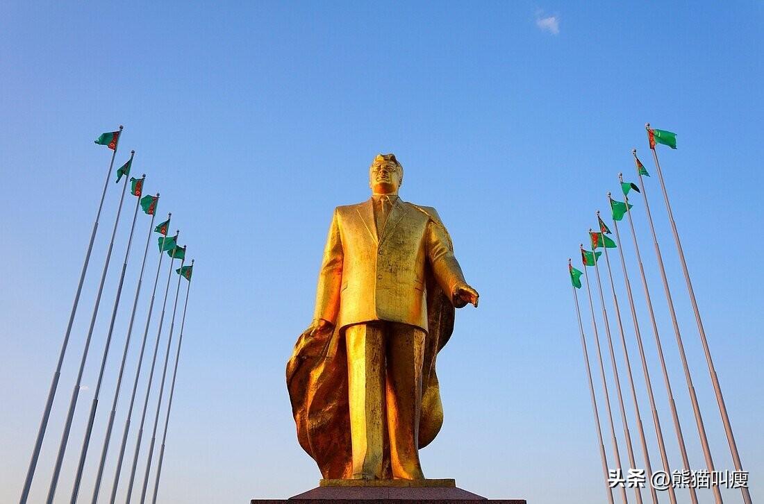 金光闪闪，特朗普宣布将给自己的新图书馆内弄一座金身，以镇邪祟百年[机智]。

不