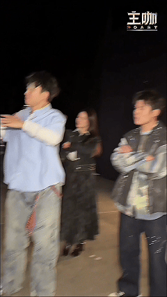 这俩人的掰头谁能分得清是斗舞还是公园大爷撞树啊？一个比一个投入，一个比一个抽象！