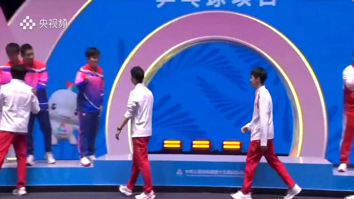 男团颁奖仪式开始

马龙这代言人也太拼了吧！刚上台就把俩袖子撸得老高，手腕上的手