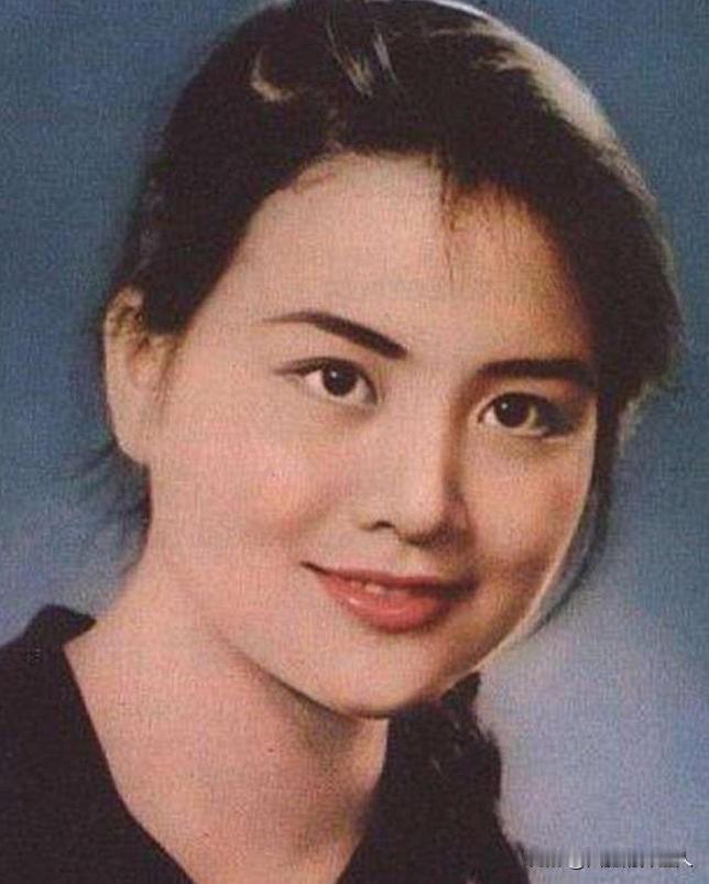 “你长这么丑，早点嫁人吧。”就因继母朱一锦这句玩笑，洪晃动用陈凯歌的关系，亲手毁