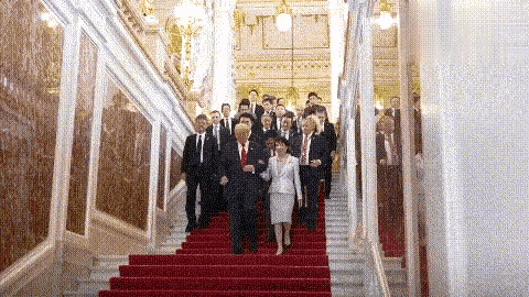  日本首相挽着别国总统的胳膊，出席活动，这在最近几十年世界外交史上都很罕见吧？？