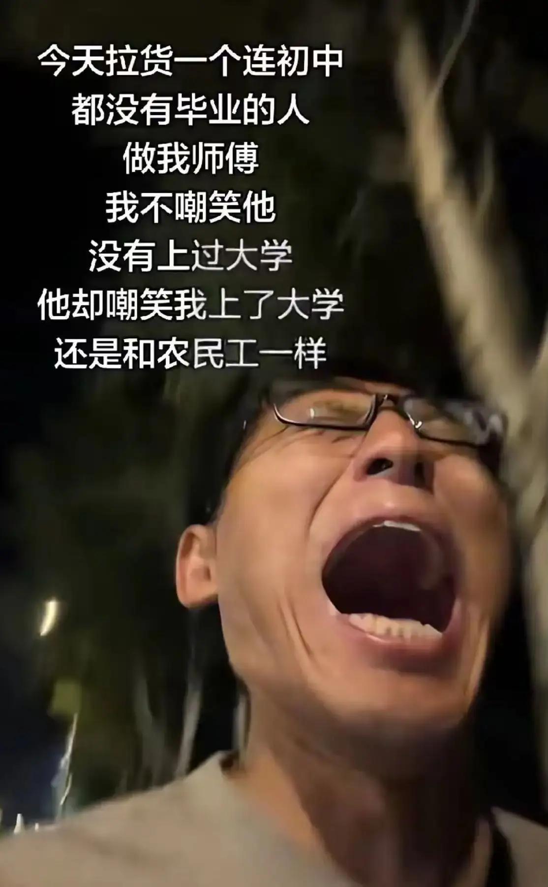 方向盘握在手里，路就在脚下

深夜街头，一位大学生蹲在路边哭得像个孩子。货车方向