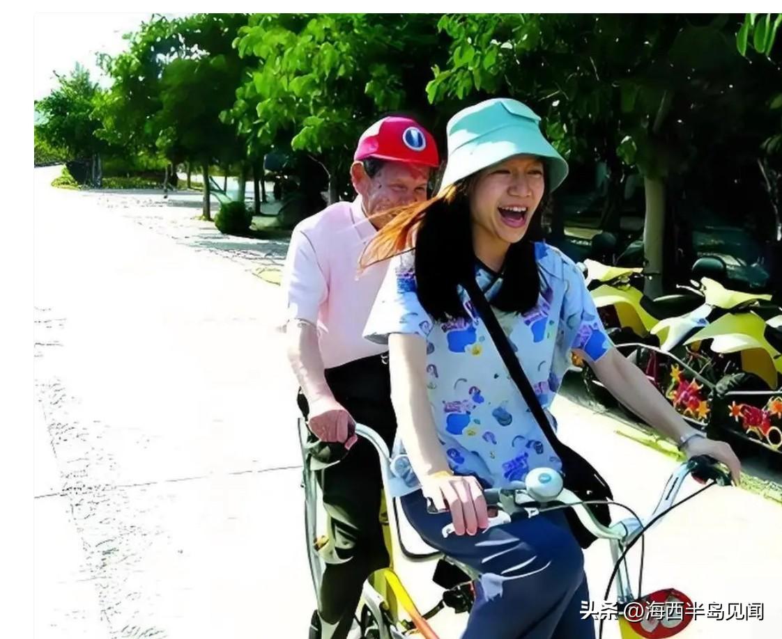 这是杨振宁与翁帆在广西北海林间共骑双人自行车的一张留影。翁帆在前骑行，杨振宁安稳