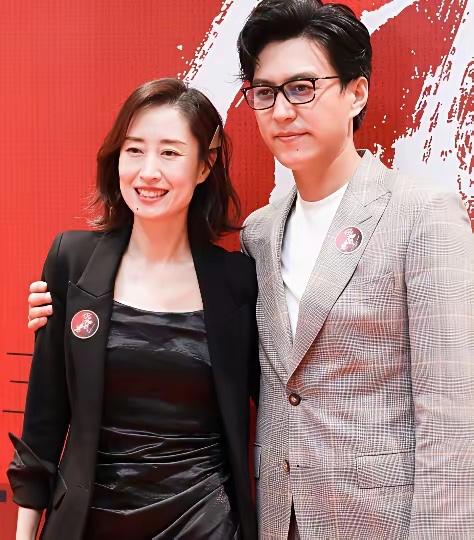 靳东旁边女士是谁？非常有气质