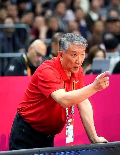 28天，10000次投篮。宫鲁鸣把中国女篮拉上高原，直接练到队员胳膊抬不起来。