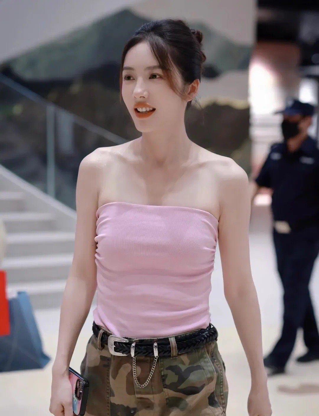 蔡文静总给人一种很努力在搞穿搭却又怎么都时尚不起来的自信感。 ​​​