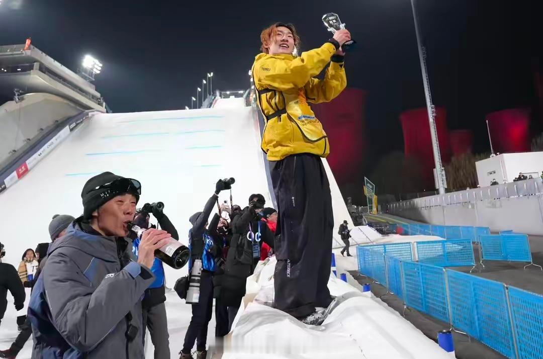 体育 苏翊鸣绝地反击！从倒数第一到夺冠，首钢大跳台见证四年逆袭路苏翊鸣从倒数第一