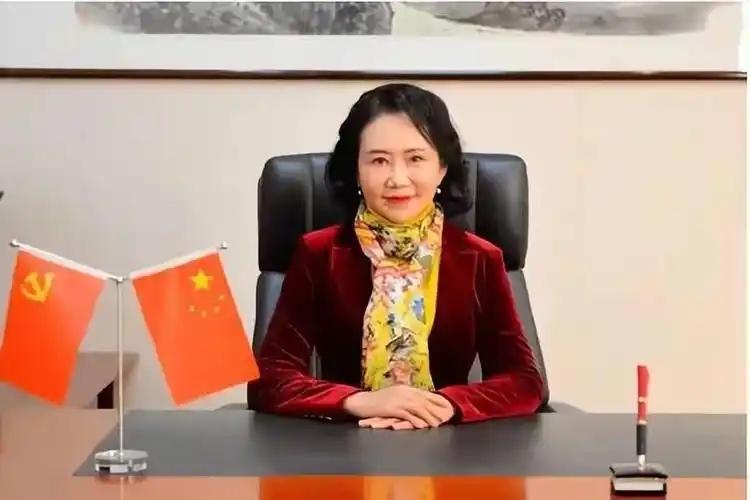 “车灯女王”周晓萍，被扣薪12个月！一家车灯龙头，440个年轻人签下三方协议，1