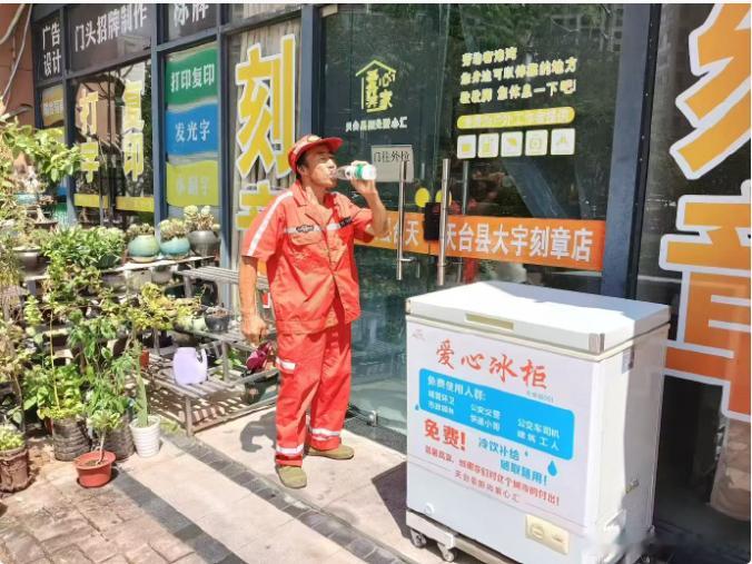 两面锦旗背后是台州爱心团队9年的守护 青家庭困难，母亲无法务工，全家收入微薄。九