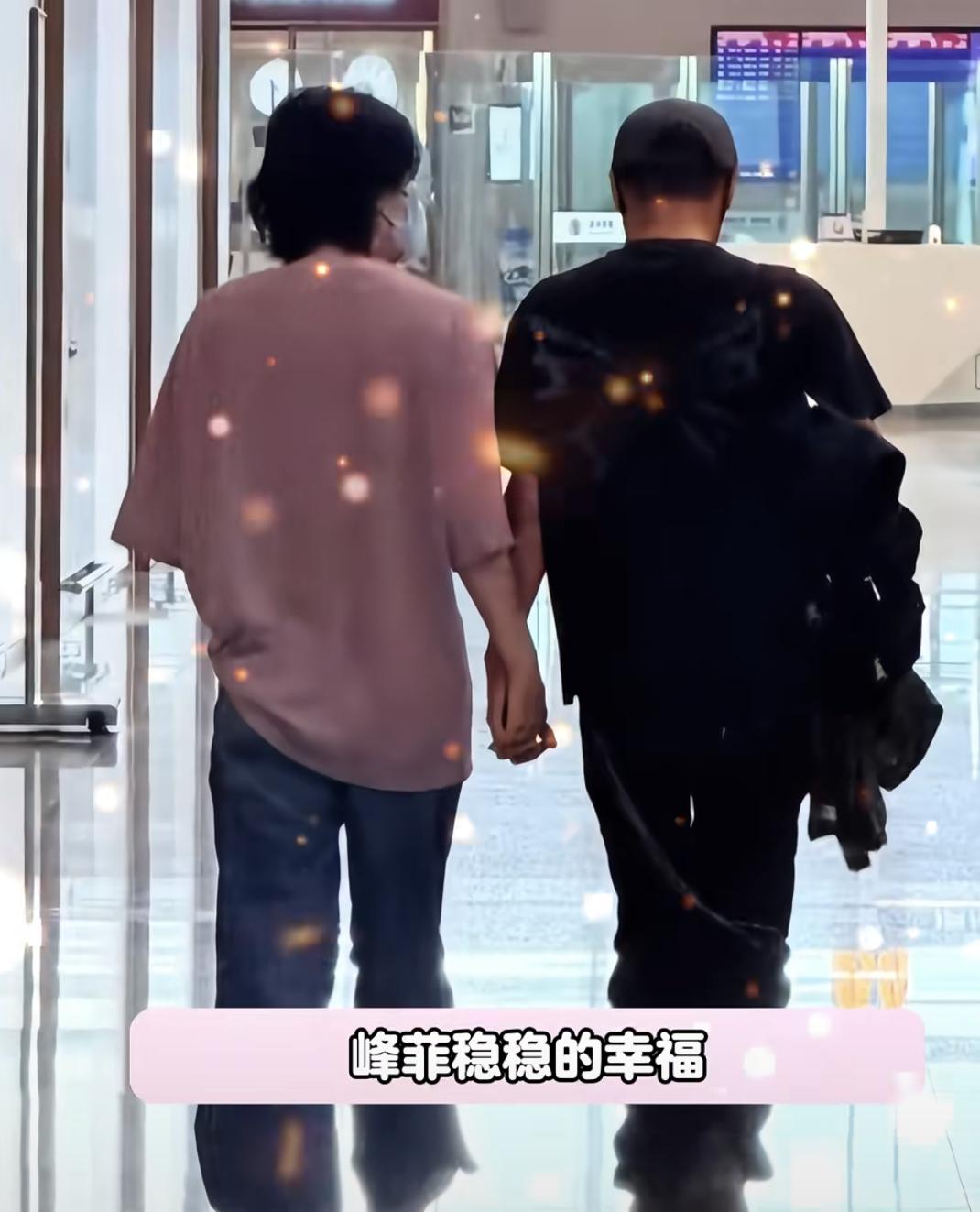看到谢霆锋最近的状态，真的有点心疼这个男人。

父亲谢贤刚走不久，心里的窟窿还没