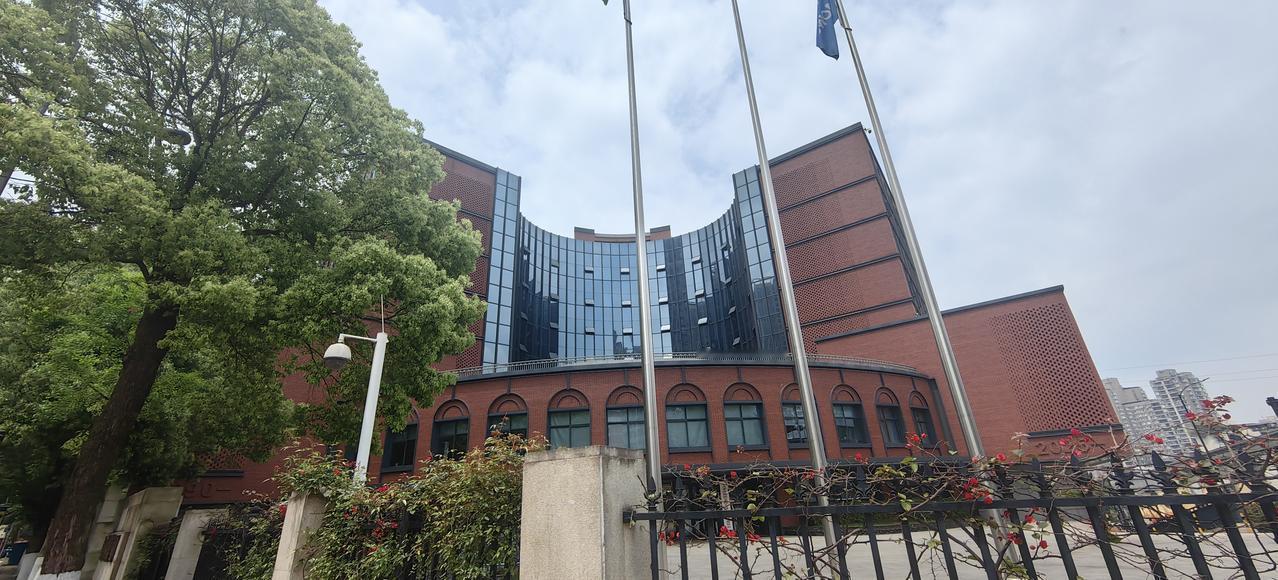 [吃瓜群众]路过“重钢集团”总部，竟然外墙翻新了，看着排面不错[思考]有一说一，