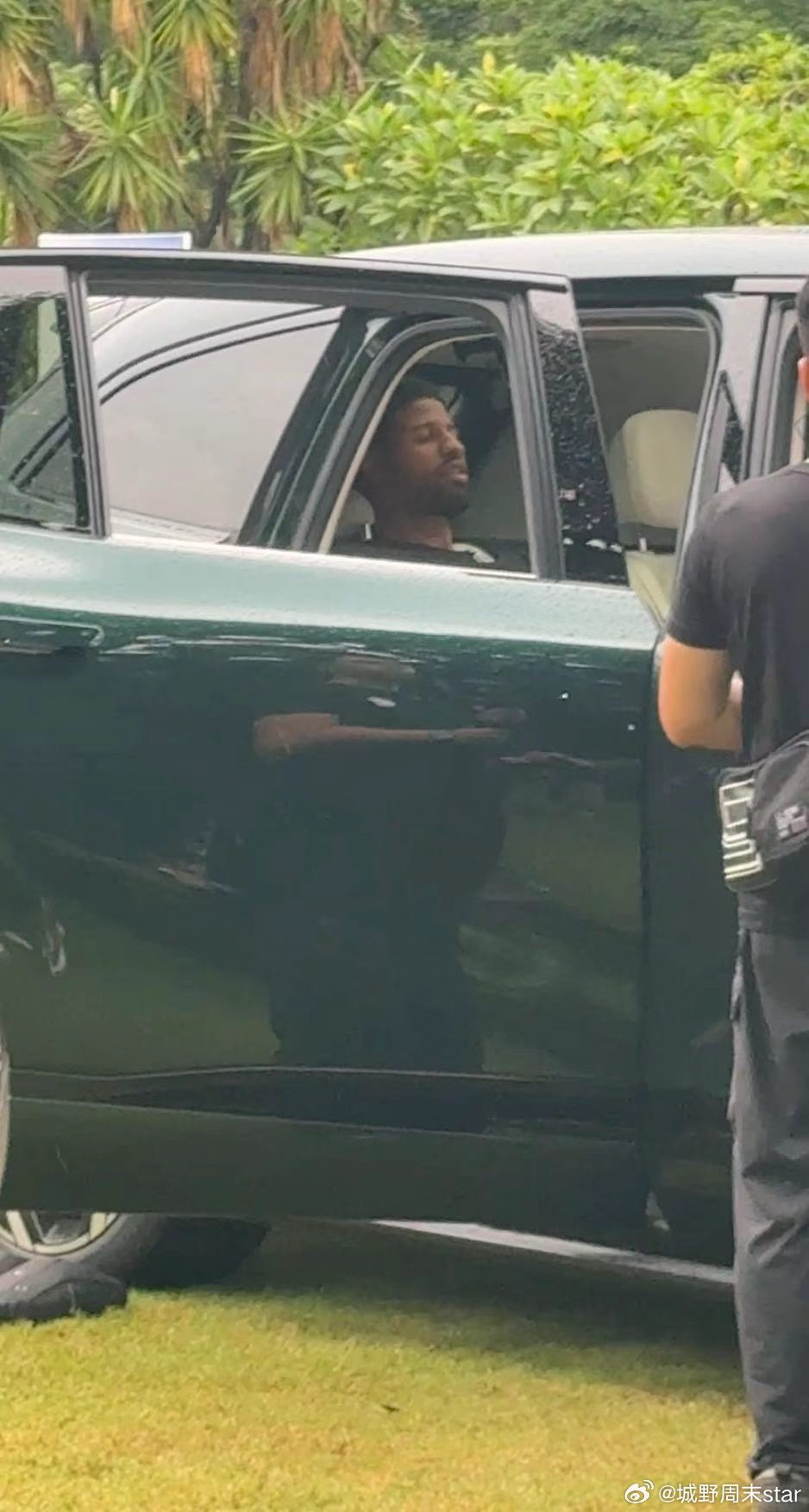 保罗乔治中国行前方路透，小鹏新车G9L已经接上了NBA巨星~小鹏G9L这个绿色在