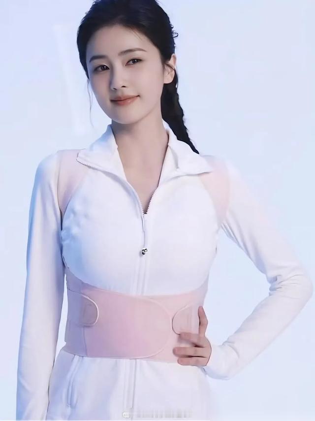 别再吹白鹿的“二次发育”了，那根本不是美貌，那是工程学。
她对自己下的狠手，是