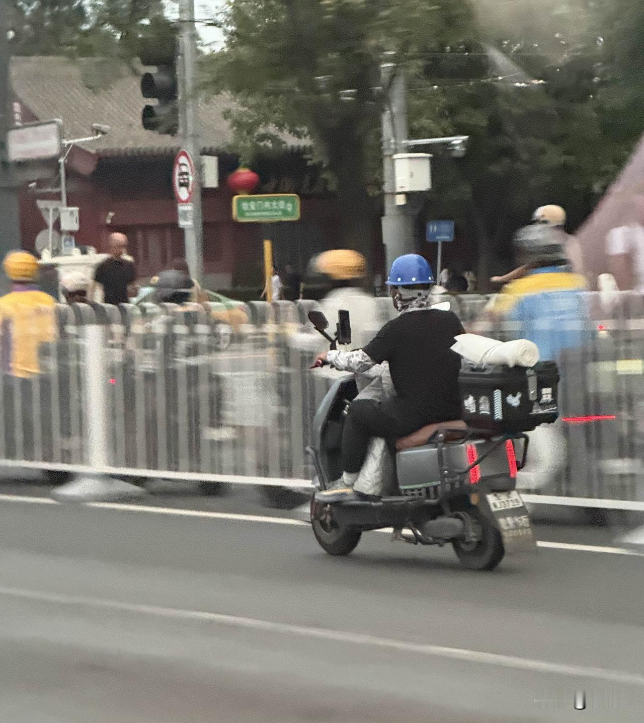随手拍的北京街景这些人真的拿自己的生命不当回事，不走摩托车自行车专道，非要在机动