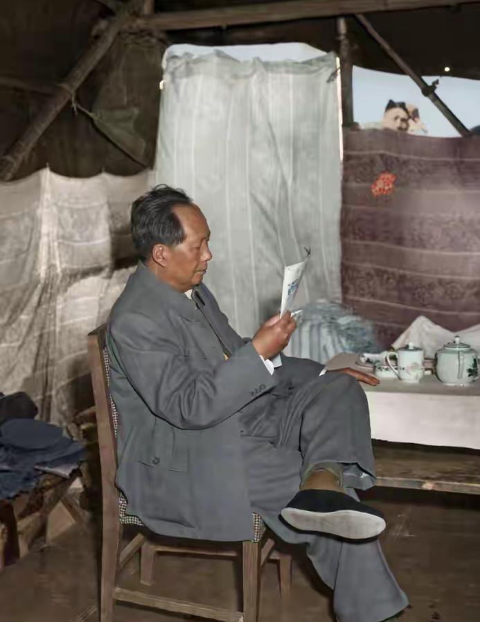 第一次见到这张老照片，教员从不停止学习！这是一张珍贵的老照片，照片中四周的墙都是