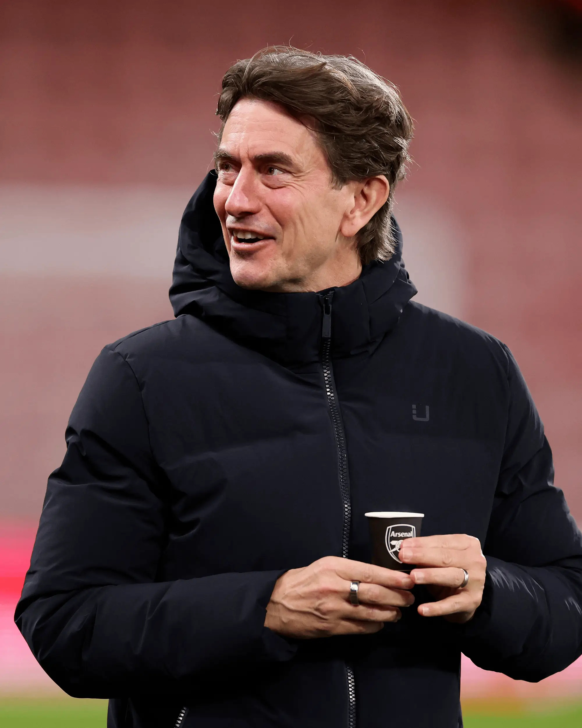 世界名画+1！热刺主帅弗兰克拿着带死敌阿森纳队徽的纸杯虽然这是一个意外，毕竟上一