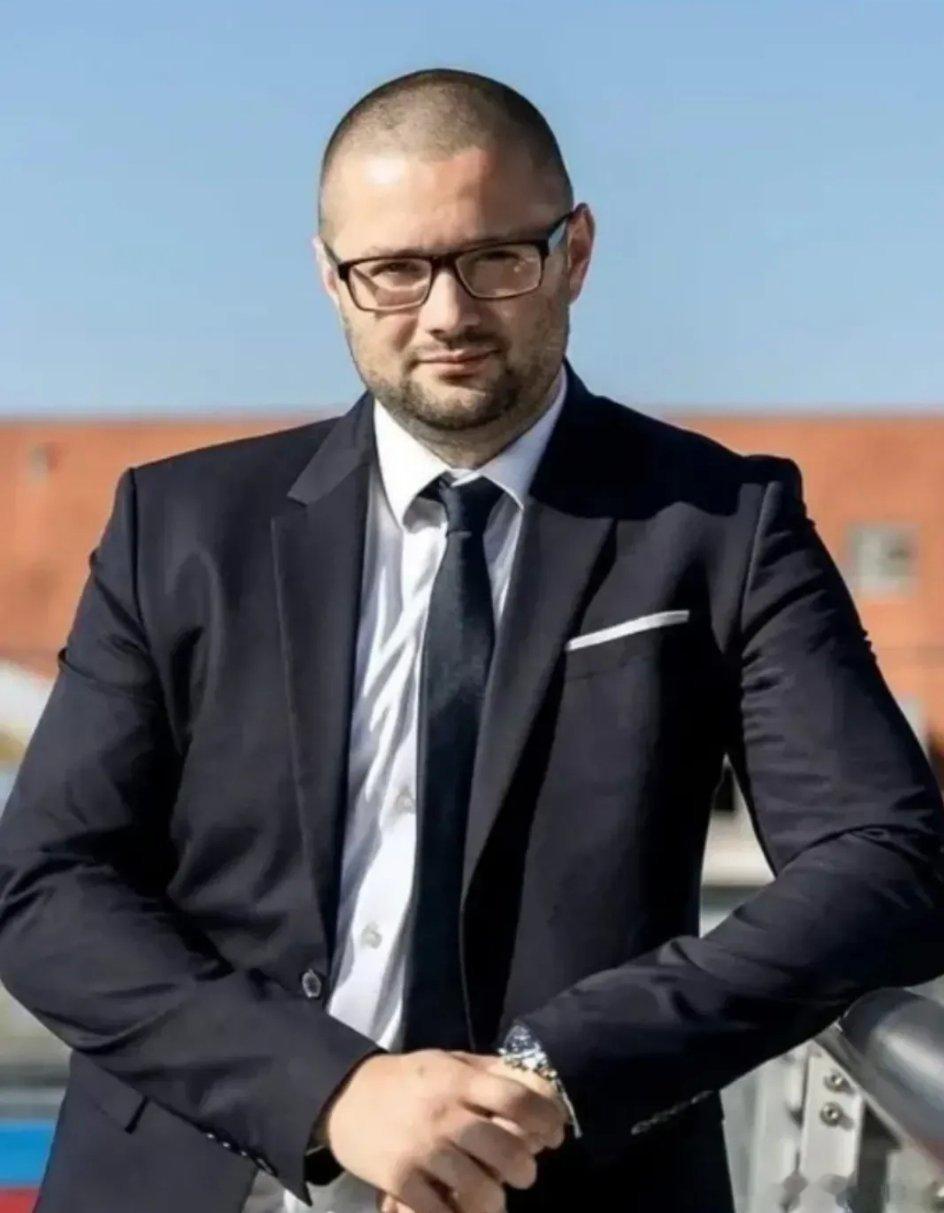 德国选择党议员安德烈亚斯·尤尔卡，因为反对军援乌克兰的，近日遭到一群乌克兰难民的