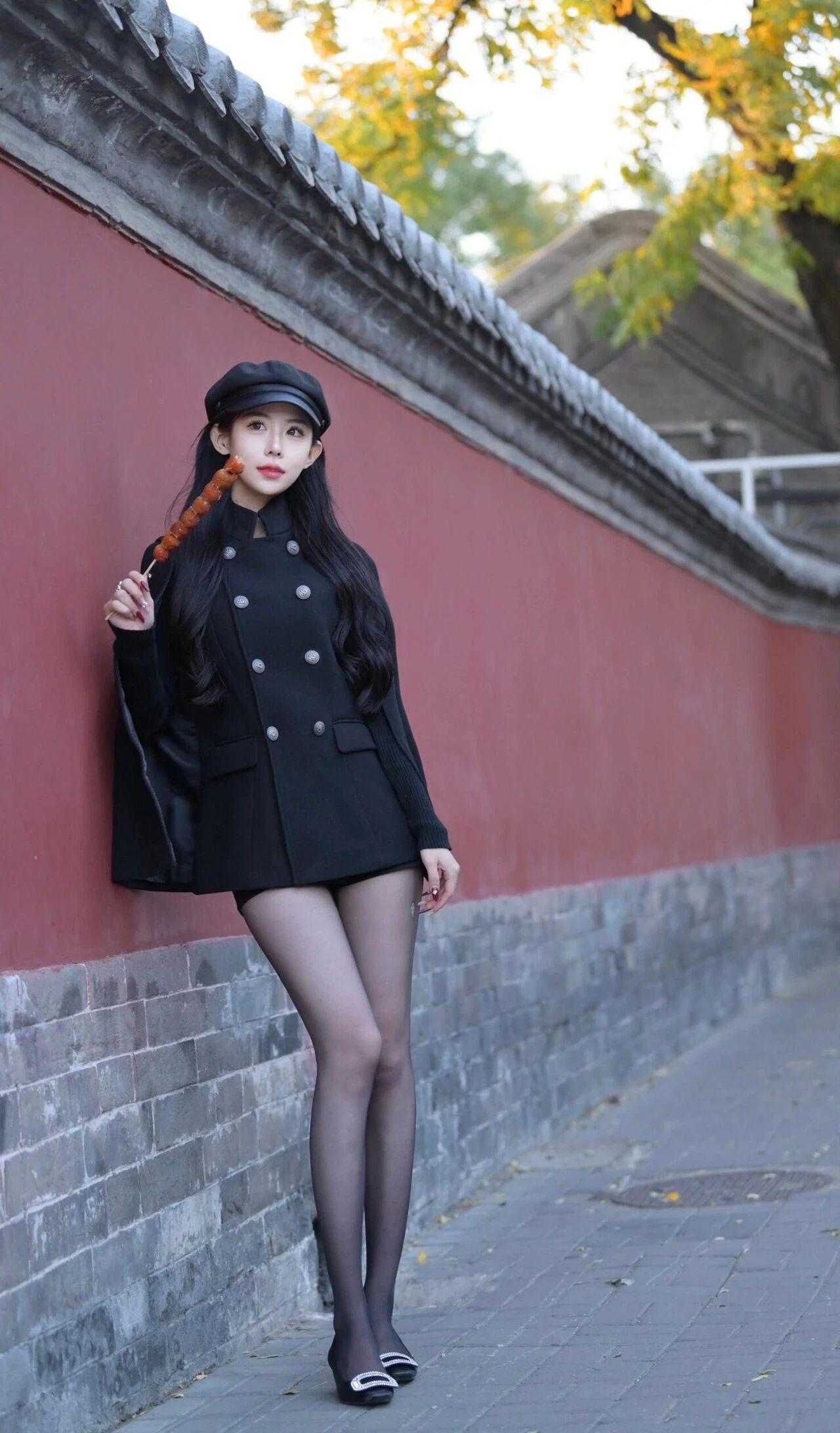 “​报童帽+​黑色斗篷式大衣+短裤+黑丝+平底鞋””，优雅显气质，简单又出彩！