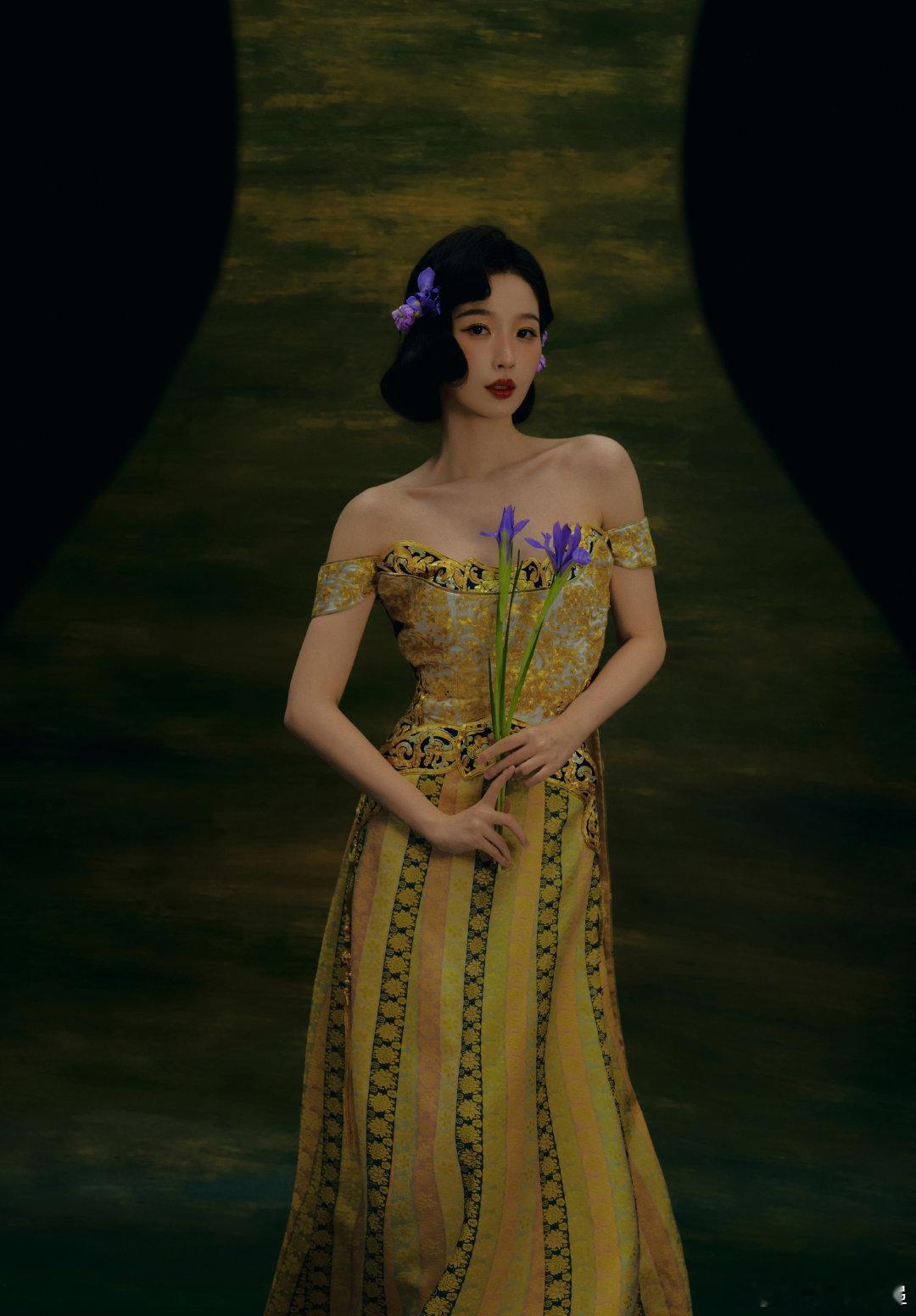 虞书欣簪鸢尾花虞书欣复古波浪短发 挺好的 