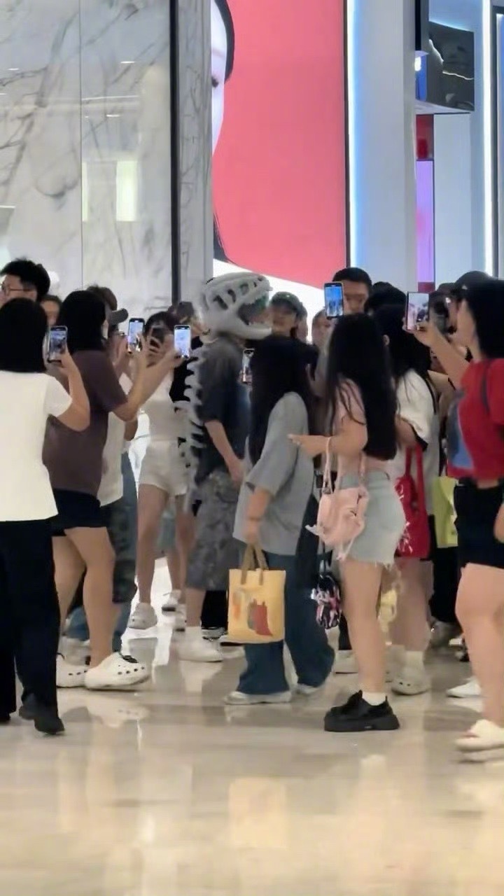 鹿晗郑州提问这是私人行程吗[疑问]旁边围的人也太多了、、感觉根本逛不了街（带这个