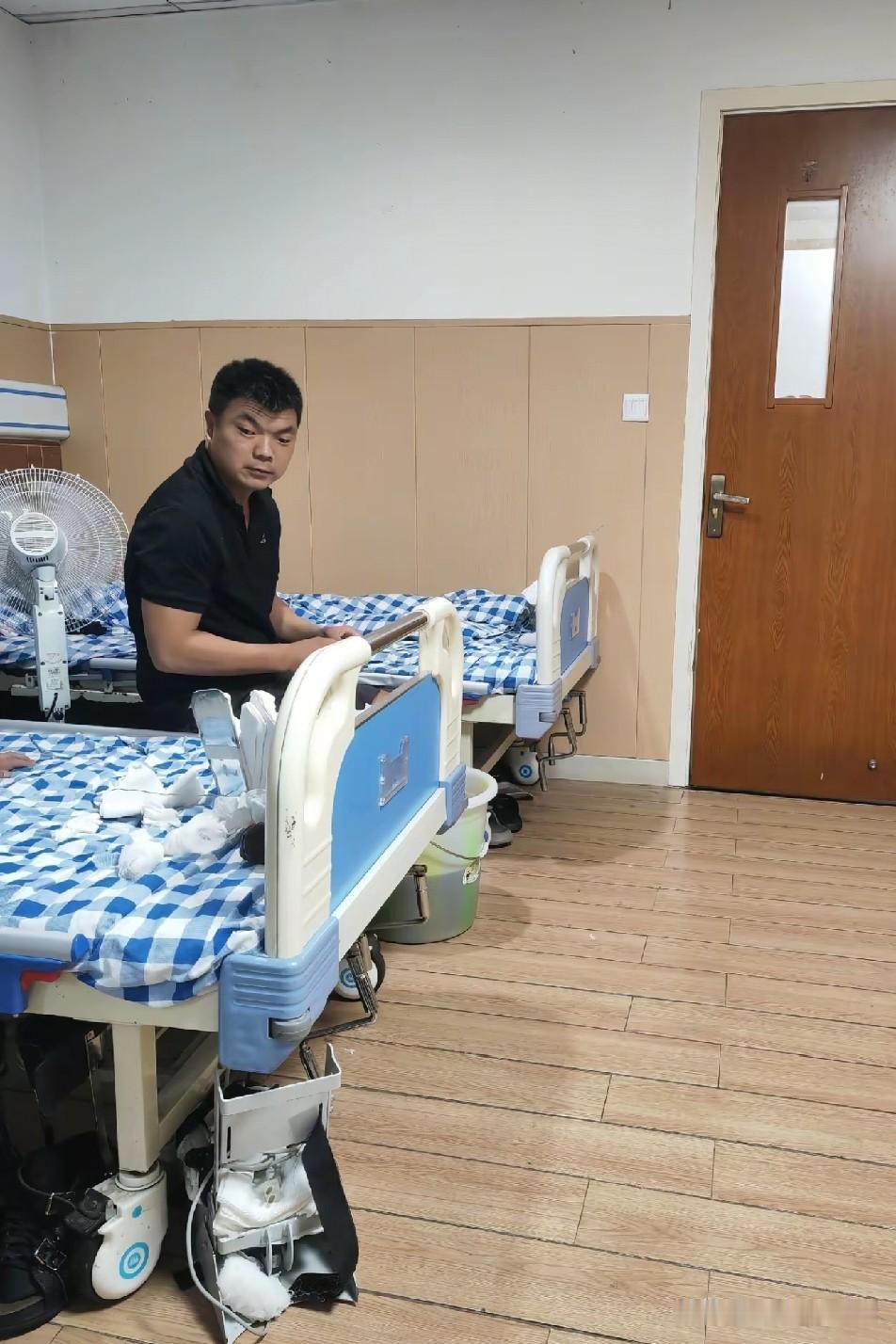 宁宁一个人孤零零的在医院康复，只希望快点回家团聚