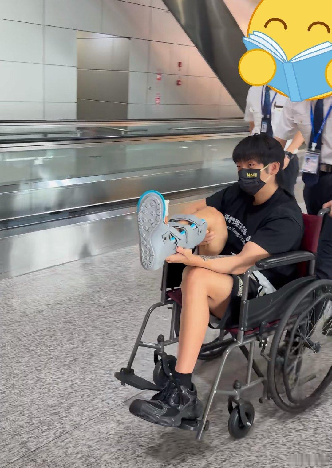 杨和苏坐轮椅杨和苏脚趾骨折 杨和苏脚趾骨折，坐轮椅出行 