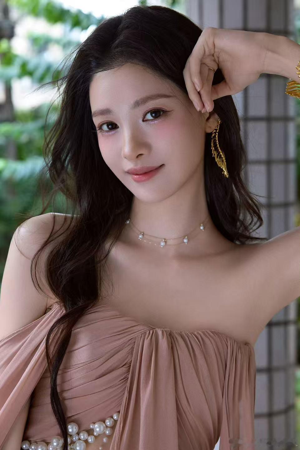 张艺上与毛孩子温柔同框 当你看到一个人愿意弯腰、蹲下、趴在地上，只为了离小动物更