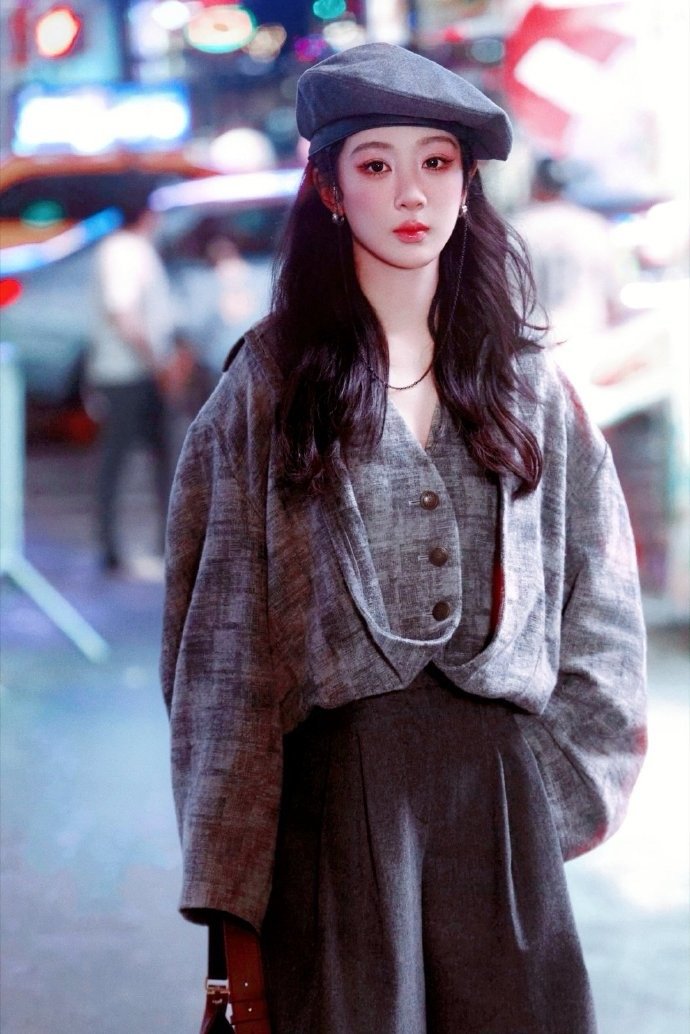 杨紫玉兰花开君再来 💜杨紫董竹君 不管你在哪里，我永远都在你转身的距离。 杨紫