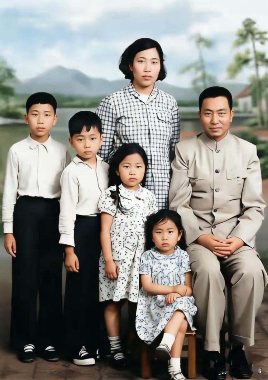 该照1961年摄于湘潭照相馆，为华国锋与夫人韩芝俊及四名子女的全家福，原版为黑白