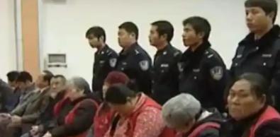 安徽亳州曾活跃着一个让人闻风丧胆的“天骂团”，领头人石俊英带着一帮六十多岁的老太