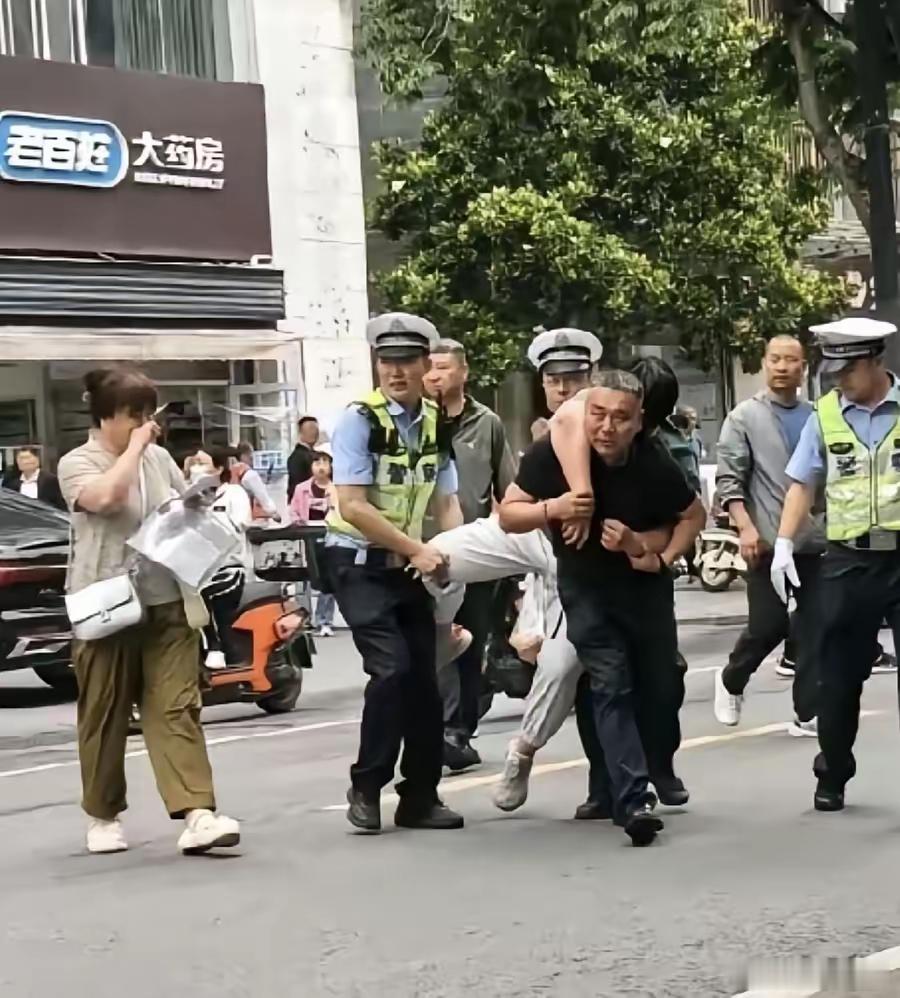 考生太紧张，腿软走不了路，爸爸背着进的考场，警察叔叔也来帮忙，妈妈在一旁捂着嘴笑
