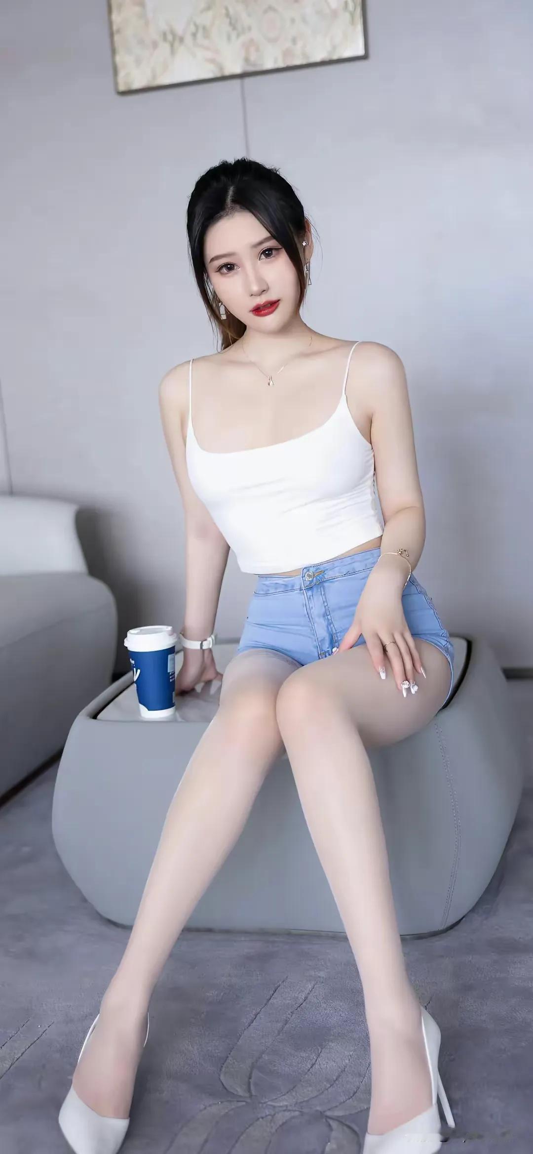 极品美女，腿部纹身，颜值极品，身材极品，吊带背心，超短浅色牛仔短裤，白丝长腿，白