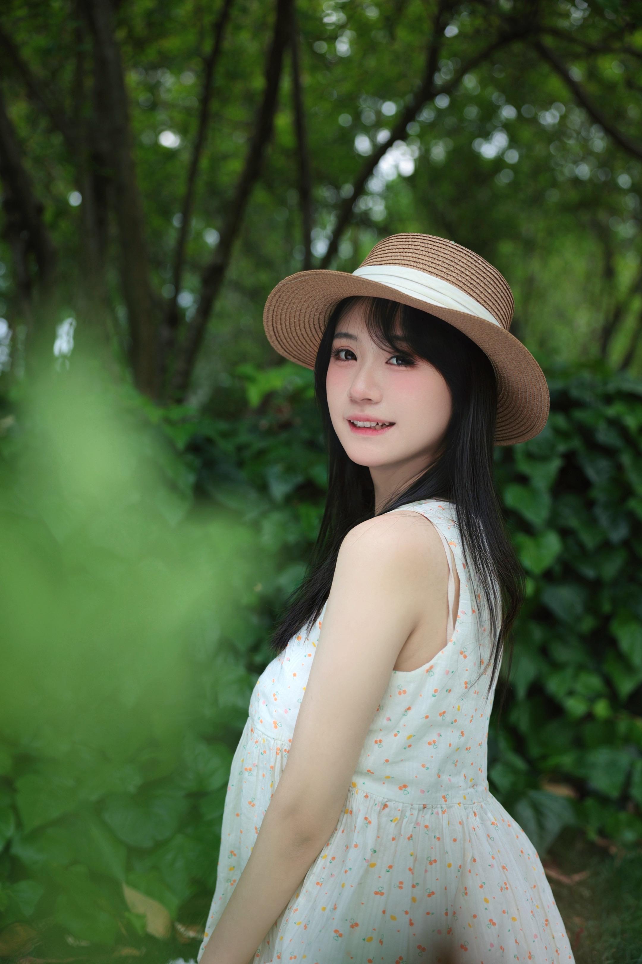 哭吧 眼泪是人类的养料 流泪多了 人也就像一棵越长越高的树。。
